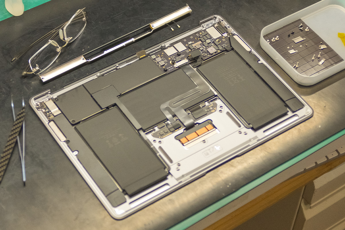 MacBook Air M1 A2337 ディスプレイ交換修理を色違いで納品した理由