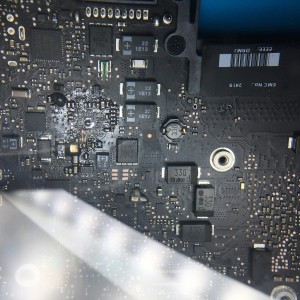 MacBook Pro EMC2419 起動しない原因はロジックボードICチップ破損　交換修理