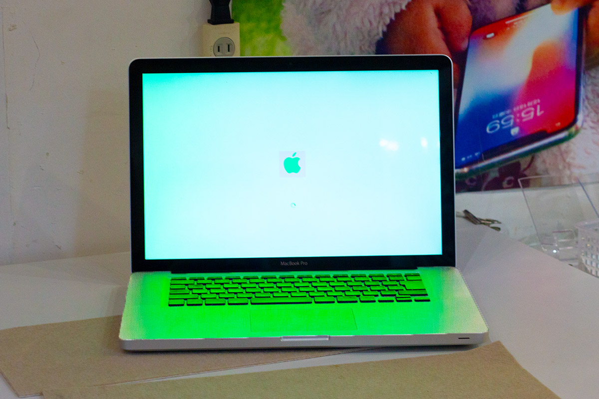 iMac/MacBook 緑色！映像乱れる起動しない故障修理店1