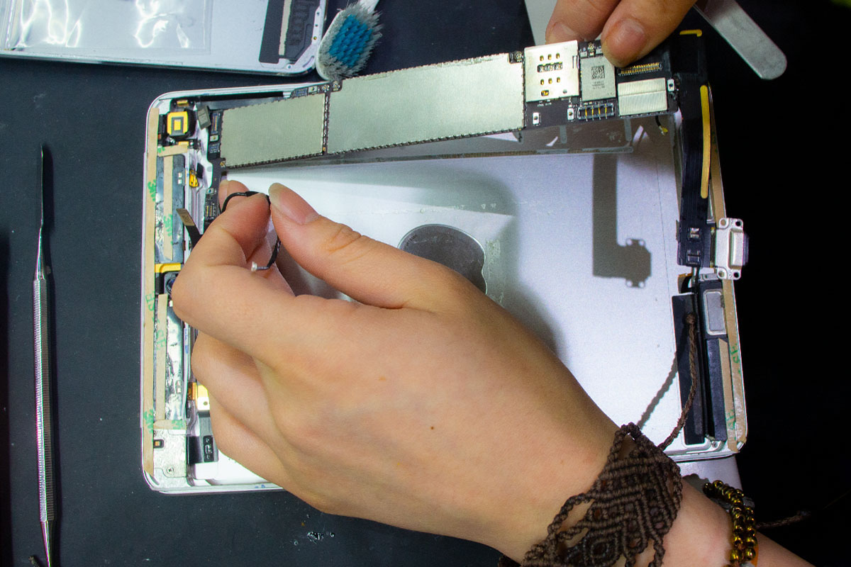 iPad自分で分解 充電チャージフラットケーブル接点ちぎれ破損修理