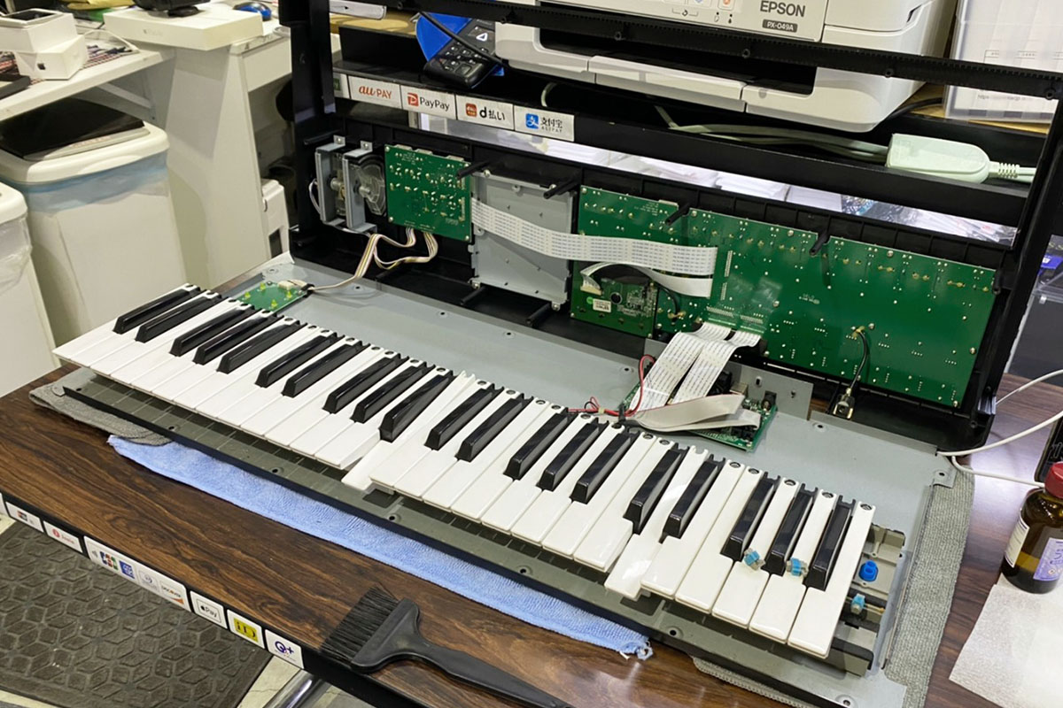 MIDIキーボードAKAI MPK49 鍵盤浮き上がり修理神戸三宮お店 – APPLEMAC