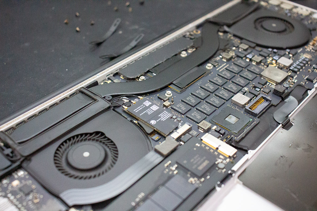 MacBook Pro 15 2013/2014 A1398 バッテリー交換修理2
