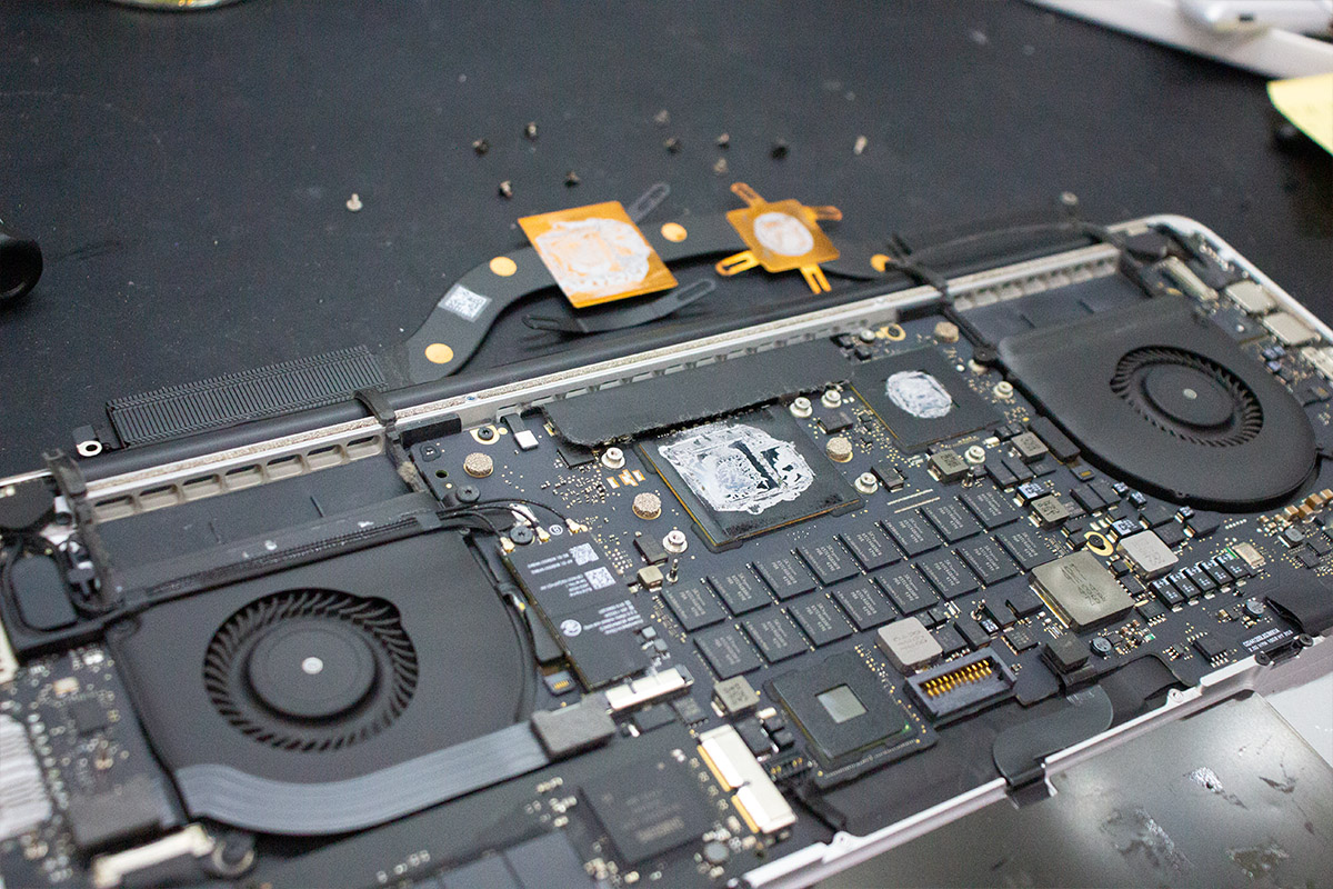 MacBook Pro 15 2013/2014 A1398 バッテリー交換修理3