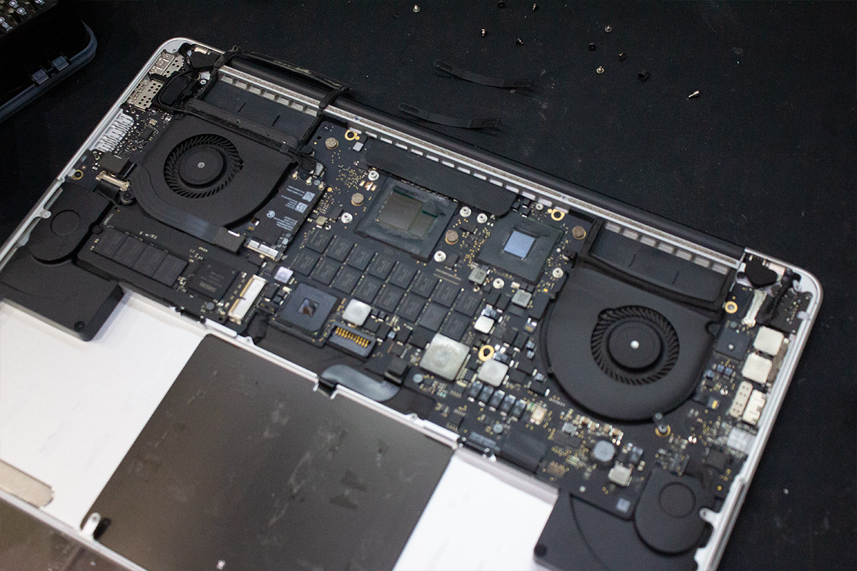 MacBook Pro 15 2013/2014 A1398 バッテリー交換修理4