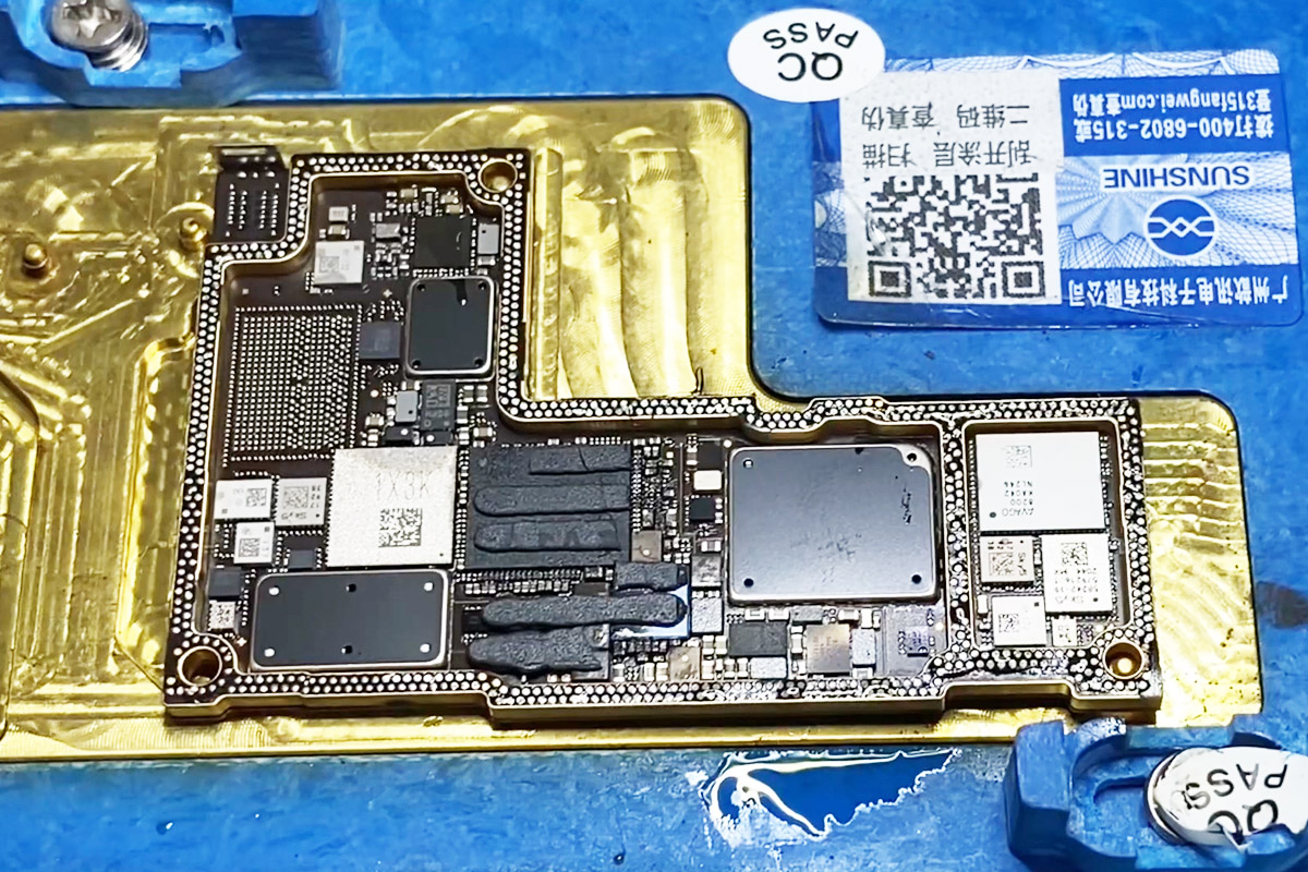 iPhone 12 Pro Max 基板コンピューターロジックボード精密修理1