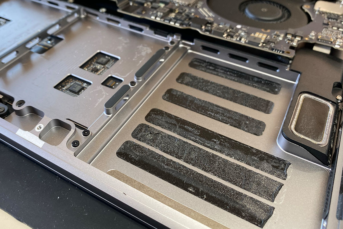 MacBookPro2016バッテリー膨張交換修理3