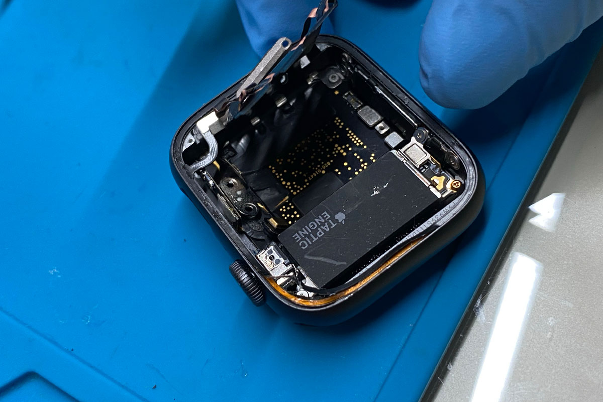 大阪高麗橋 Apple Watch SE 44mm画面が開いてしまった修理