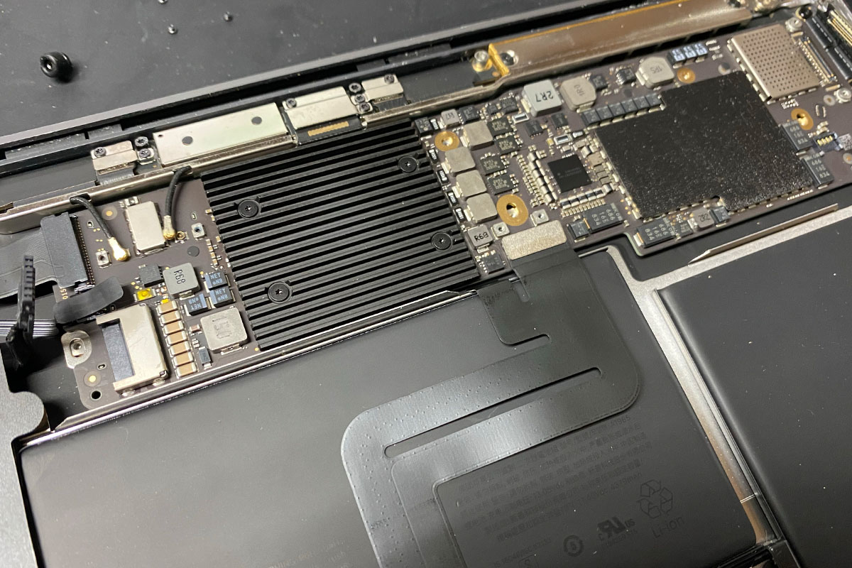 MacBookAir2018 13inchバッテリースピーカー交換修理２