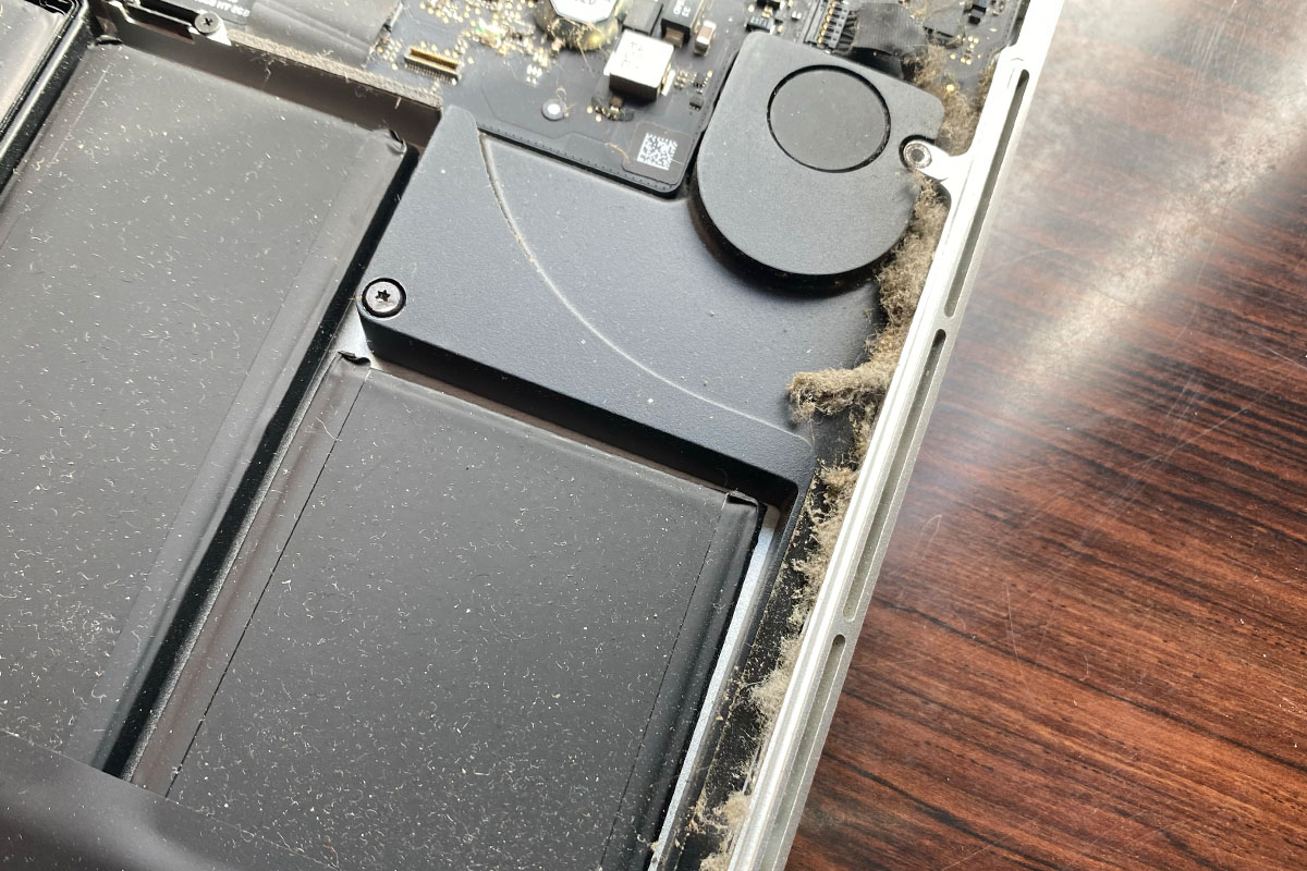 MacBookPro2014バッテリー交換修理内部メンテナンス２