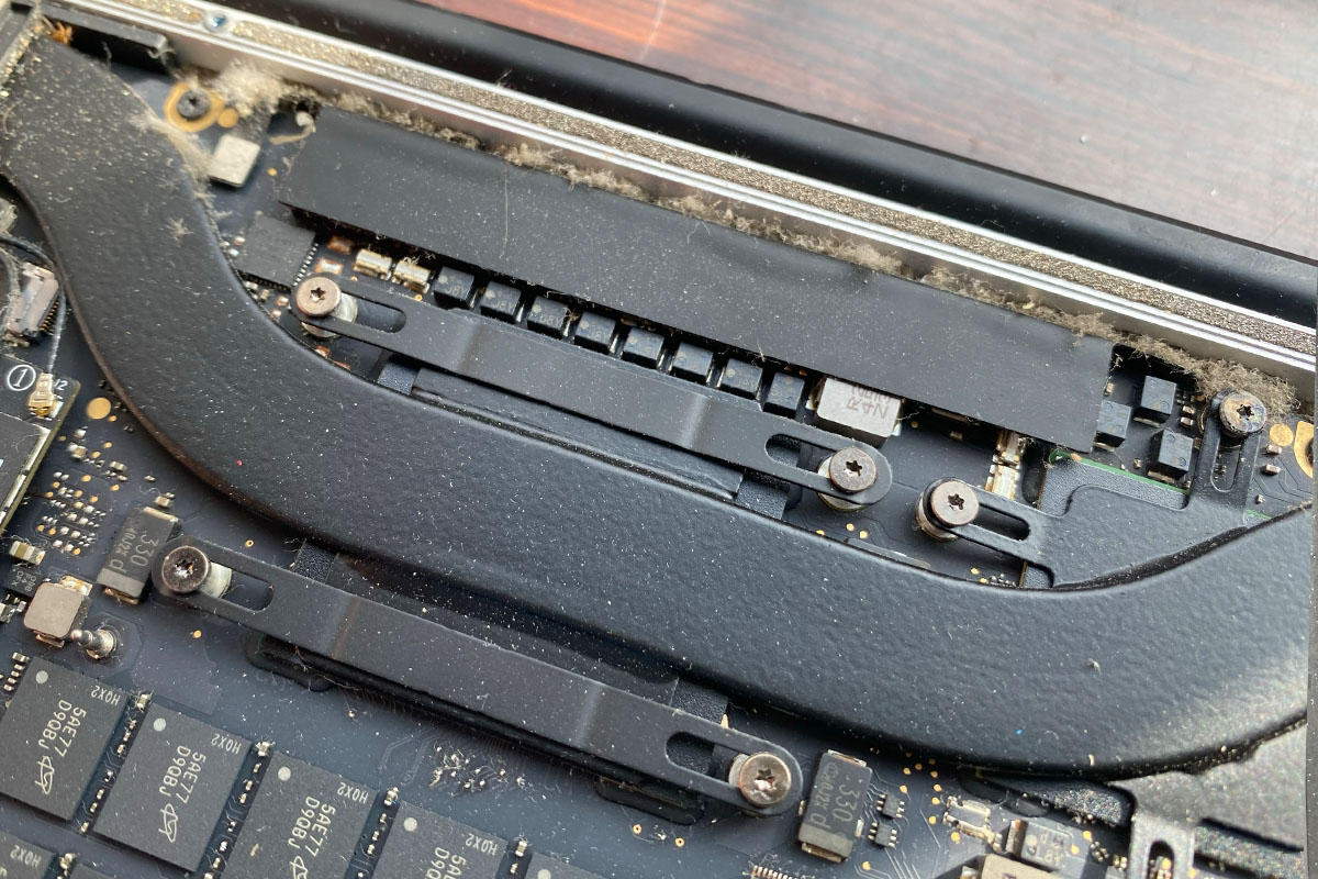 MacBookPro2014バッテリー交換修理内部メンテナンス１