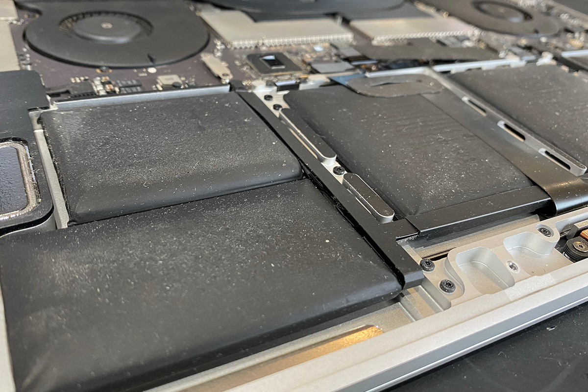 MacBookPro2017バッテリー劣化交換修理1