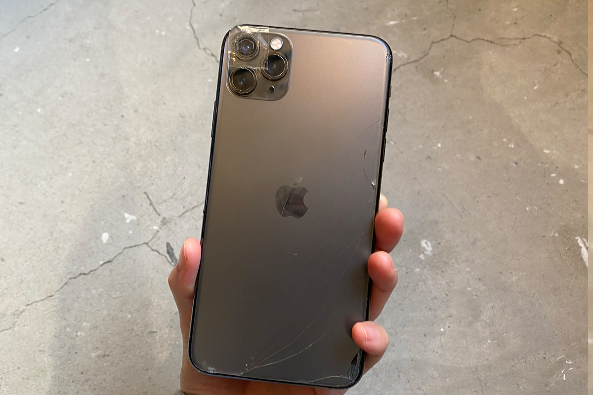 新しく着き iphone11（背面割・カメラレンズ割れあり、simフリー 携帯 