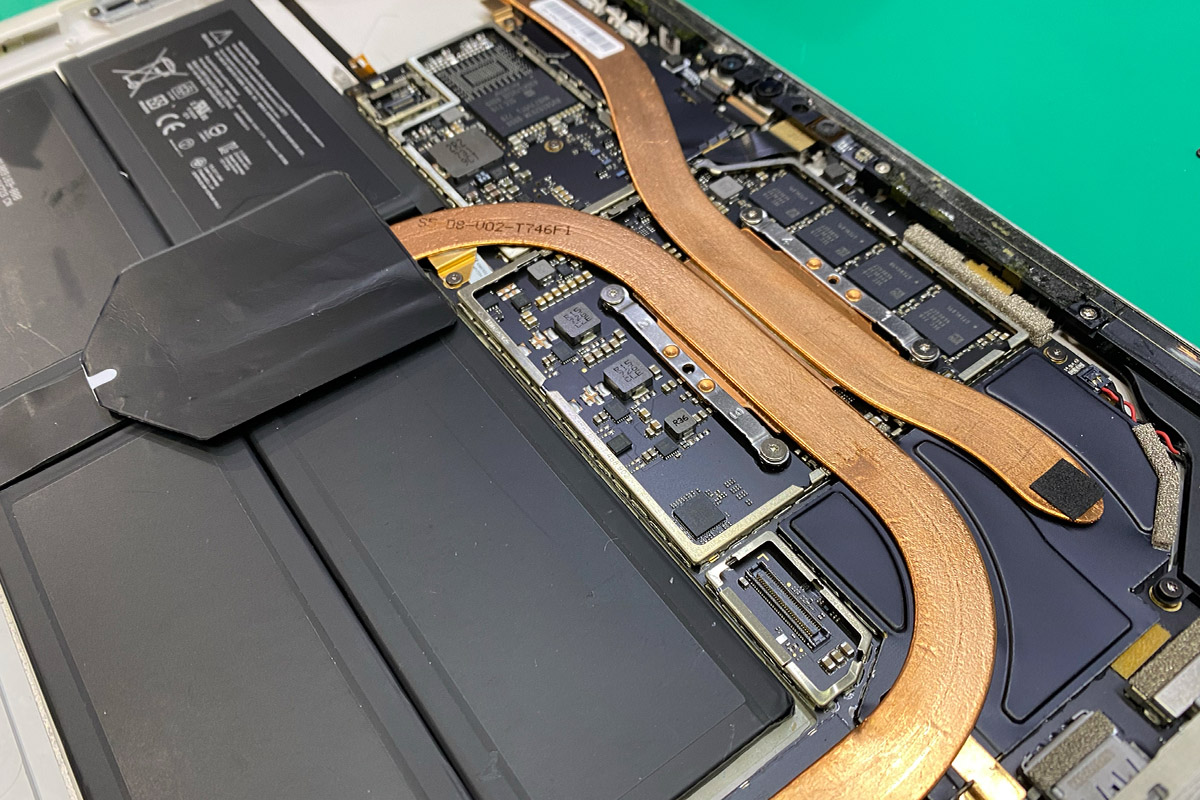 Surface Pro 5 Mode1796 バッテリー交換修理２