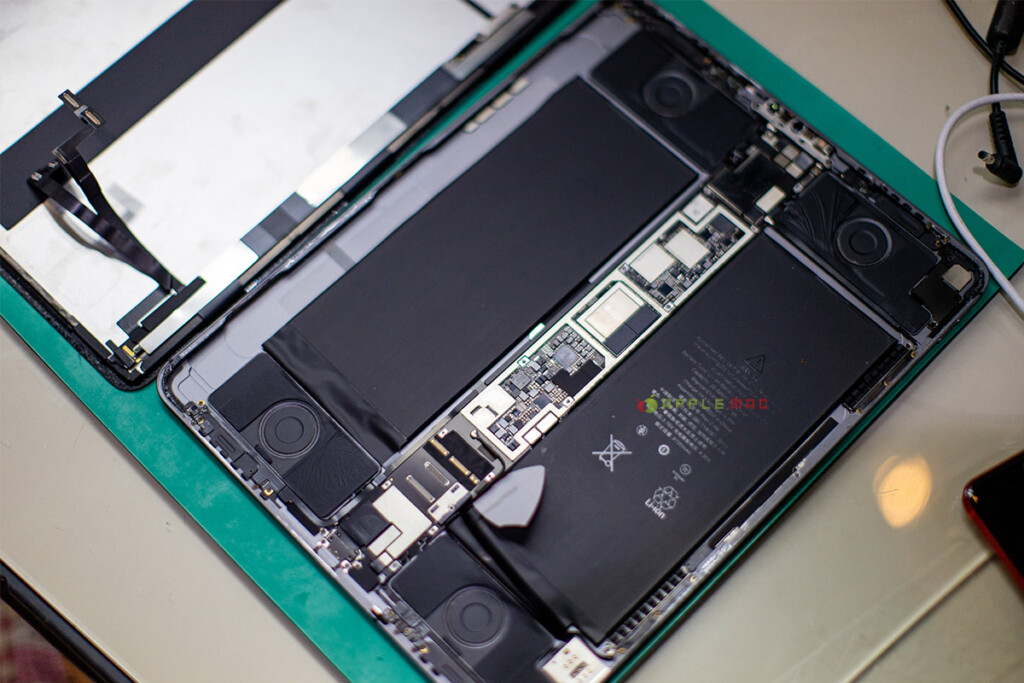 iPad Pro 12.9 2/3世代 電源点かない再起動繰り返す修理方法