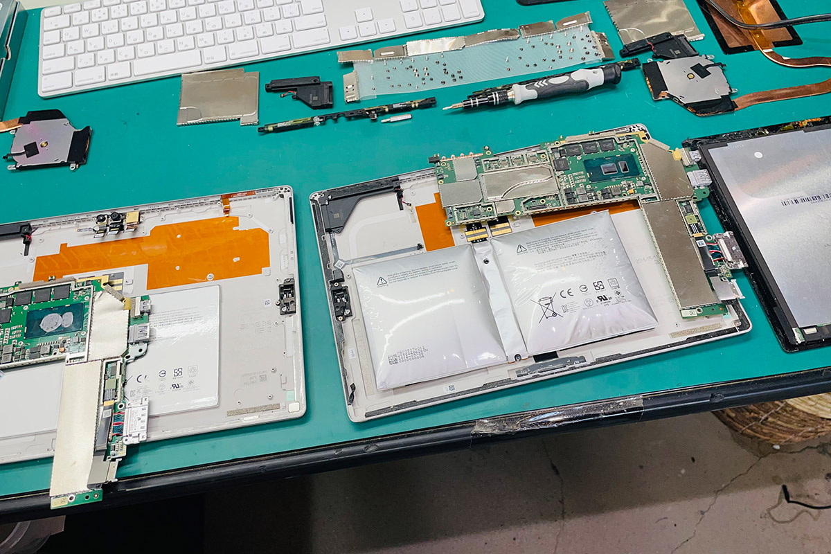 大阪北浜 Surface Pro 4 画面ふるえるバッテリー交換修理