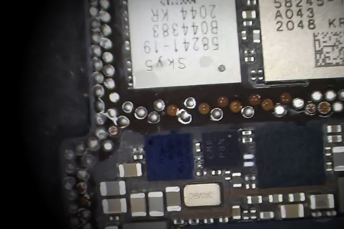 iPhone 13 Pro Max 高温注意で起動できないロジックボード修理