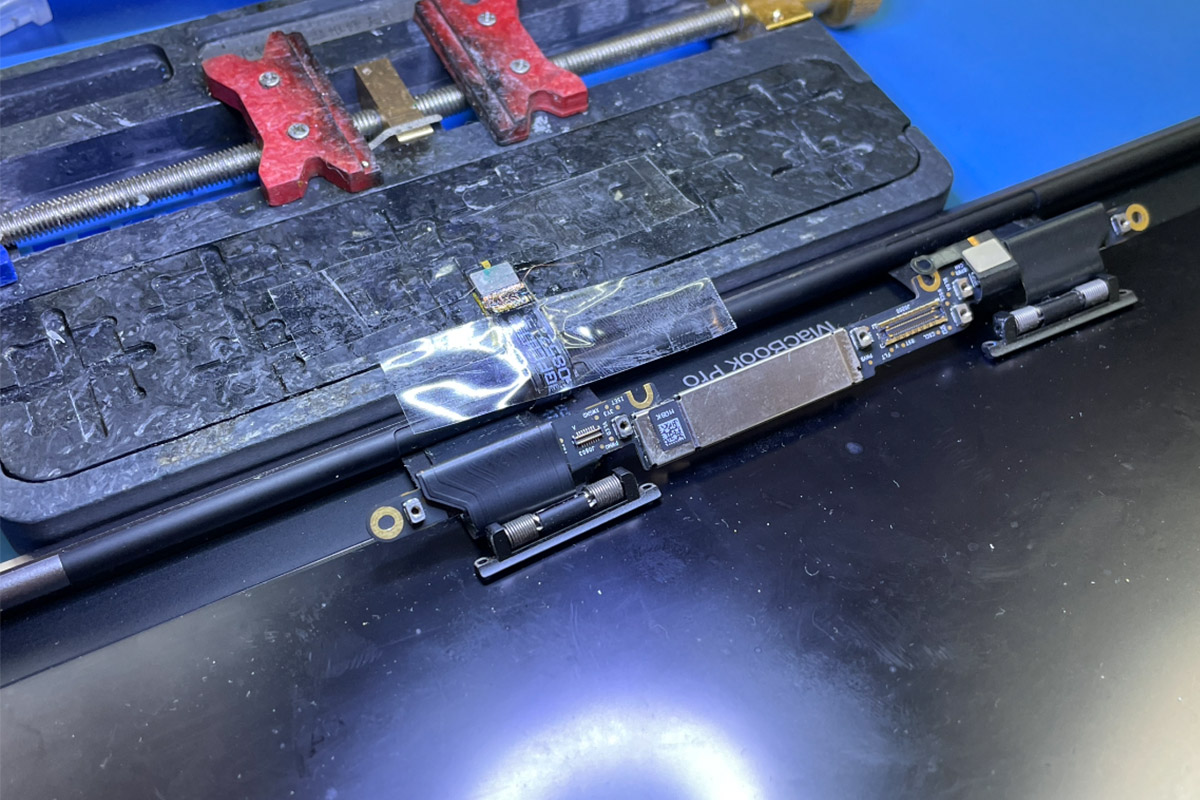 MacBook Pro 2017 少し開くと映るけど45度より上げたら液晶が点かない修理