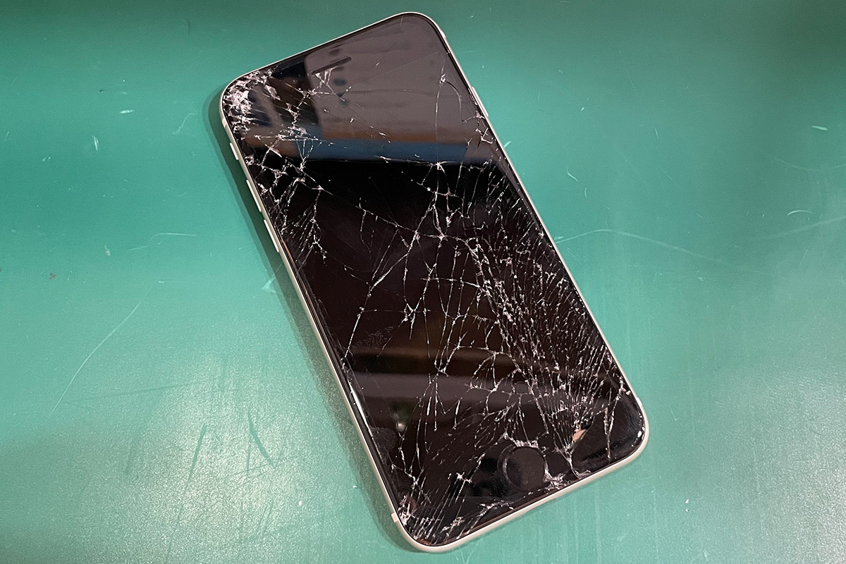 大阪北浜 iPhone SE 第2世代 液晶ガラス割れ修理とカメラレンズ割れ修理