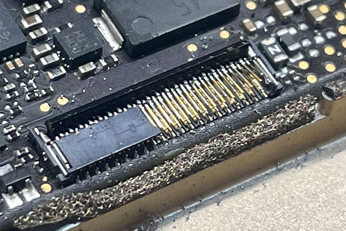 大阪本町 MacBook 12インチ 2015 A1534 バッテリーを交換しようとして壊してしまった修理