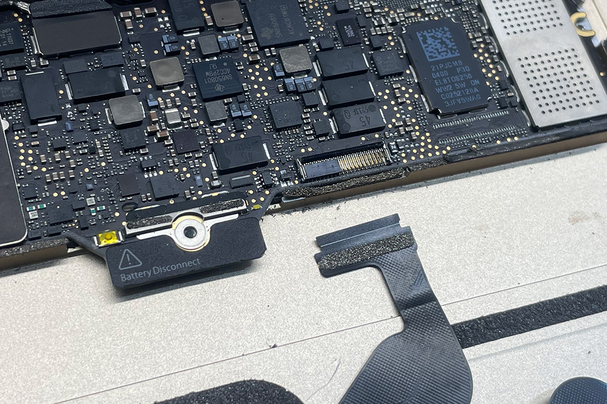 大阪本町 MacBook 12インチ 2015 A1534 バッテリーを交換しようとして 