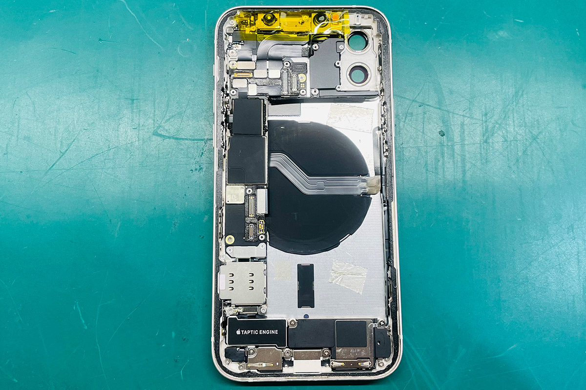 大阪北浜 iPhone 12 ホワイト 背面丸ごと交換修理