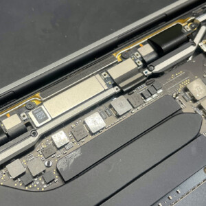 大阪北浜 MacBook Pro 13inch 2016 A1708 ディスプレイを60度以上開く