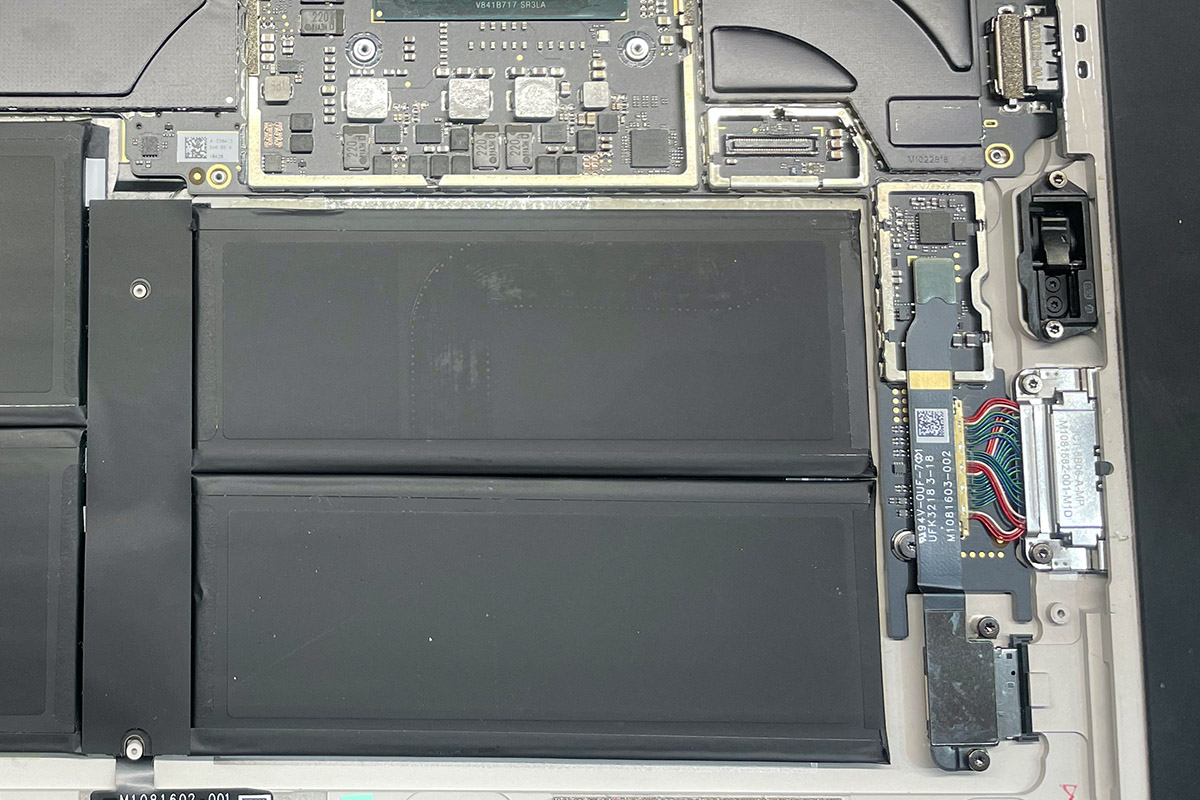 大阪難波 Surface Pro 5 1796 充電ができないのは充電口の故障か充電器
