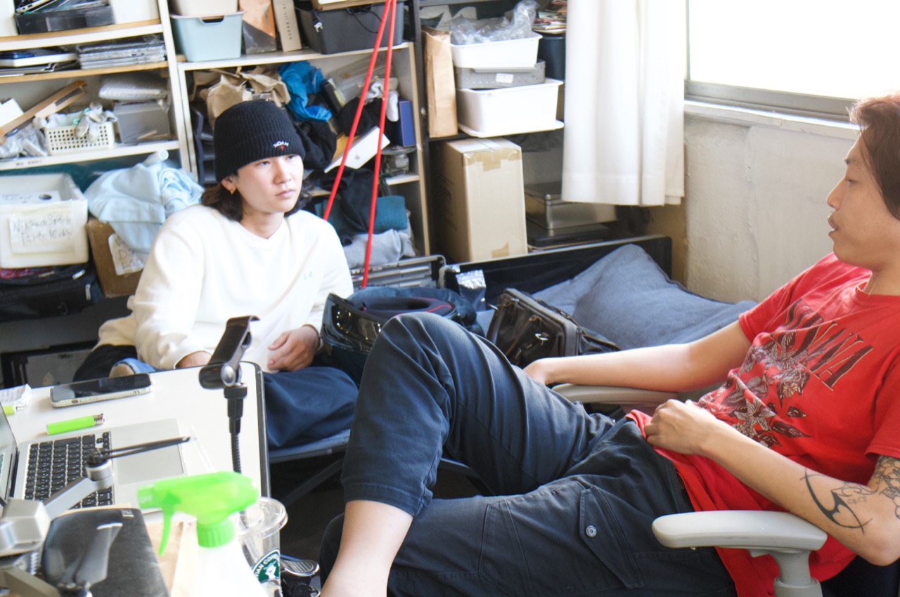 若い世代と話をする南部さん